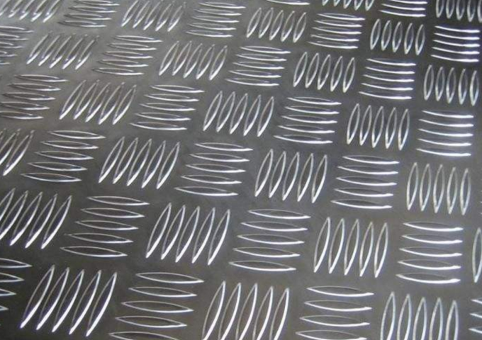 Le plat en aluminium de traitement facile de bande de roulement, lovent le plat en aluminium de relief de feuille quadrillé 5 par barres